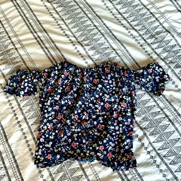 Off the shoulder top. Navy floral with corset shaping on the inside. Open back - Picture 4 of 7